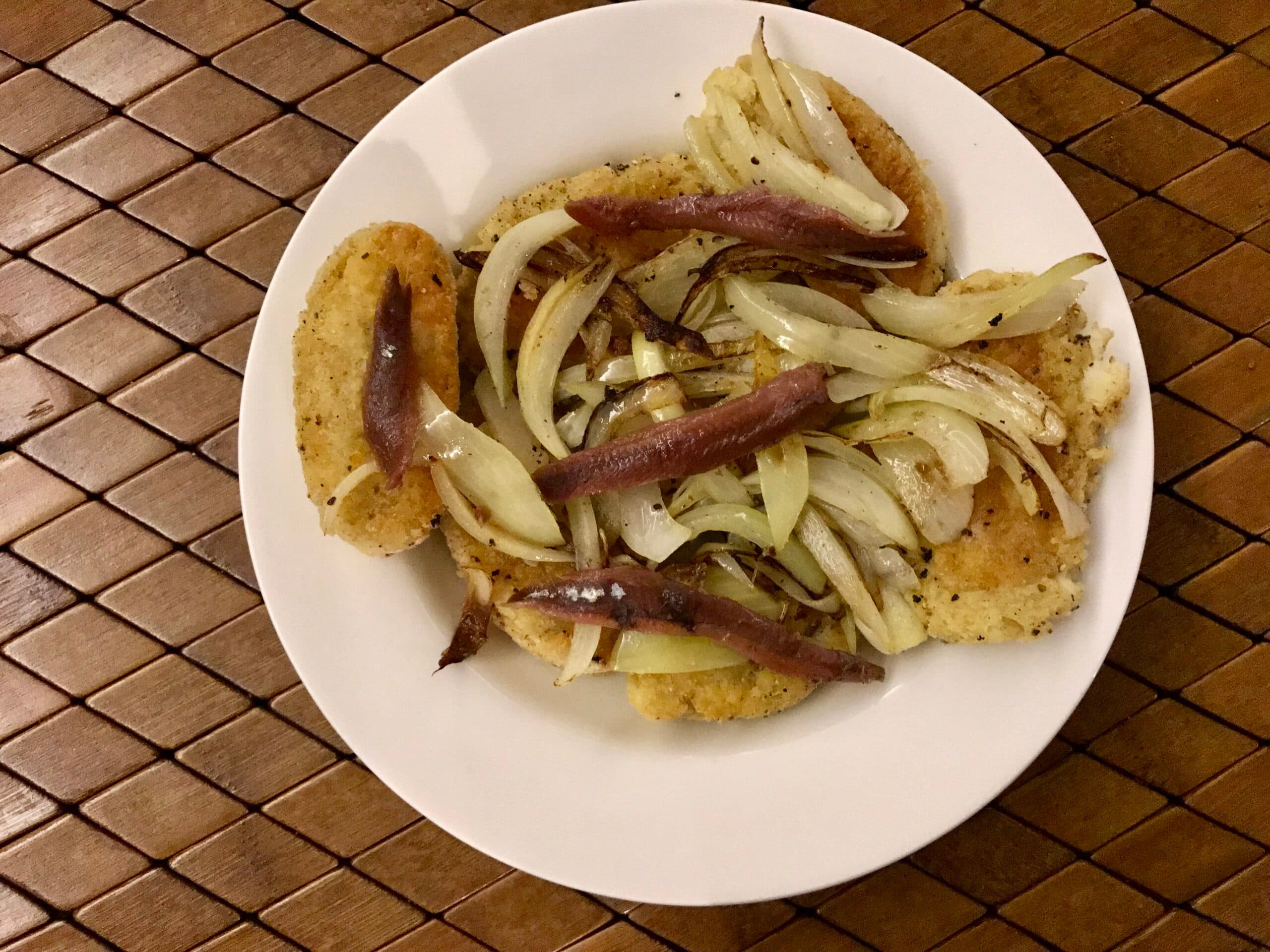 Przepis na placki z gotowanych ziemniaków z cebulką i anchois