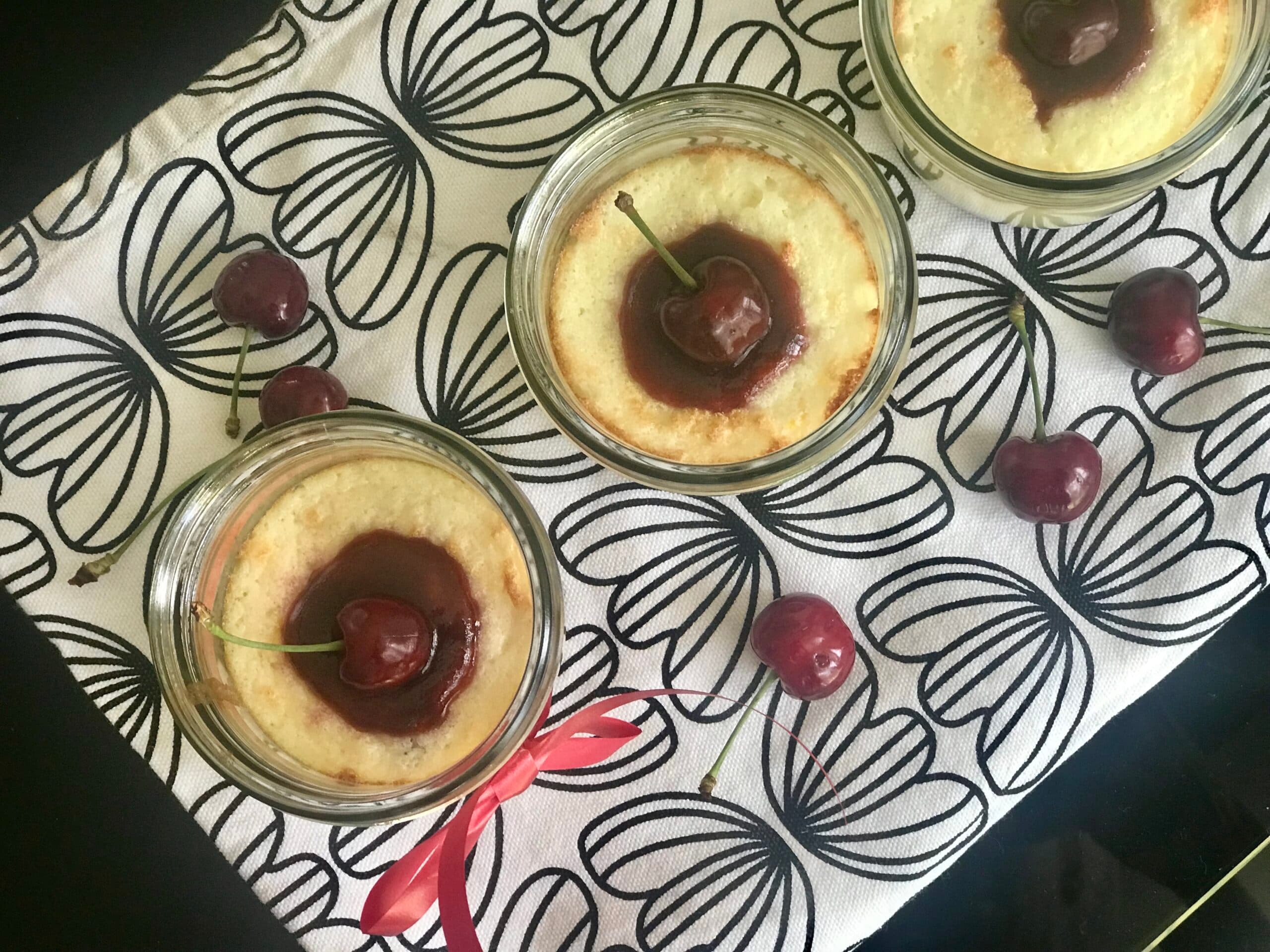 Przepis na mini serniczki z czereśniami